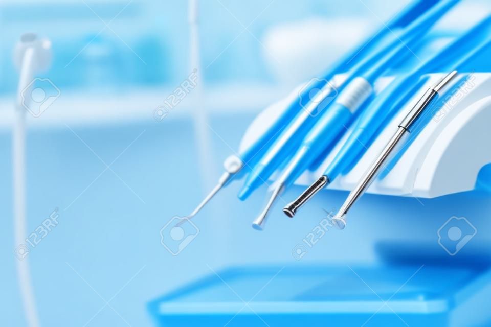 Instrument stomatologique dans la clinique des dentistes. Antécédents dentaires: travail en clinique. Opération, remplacement de dent.