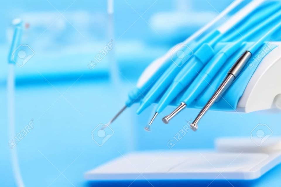 Instrumento estomatológico en la clínica odontológica. Antecedentes dentales: trabajo en clínica. Operación, reemplazo de dientes.