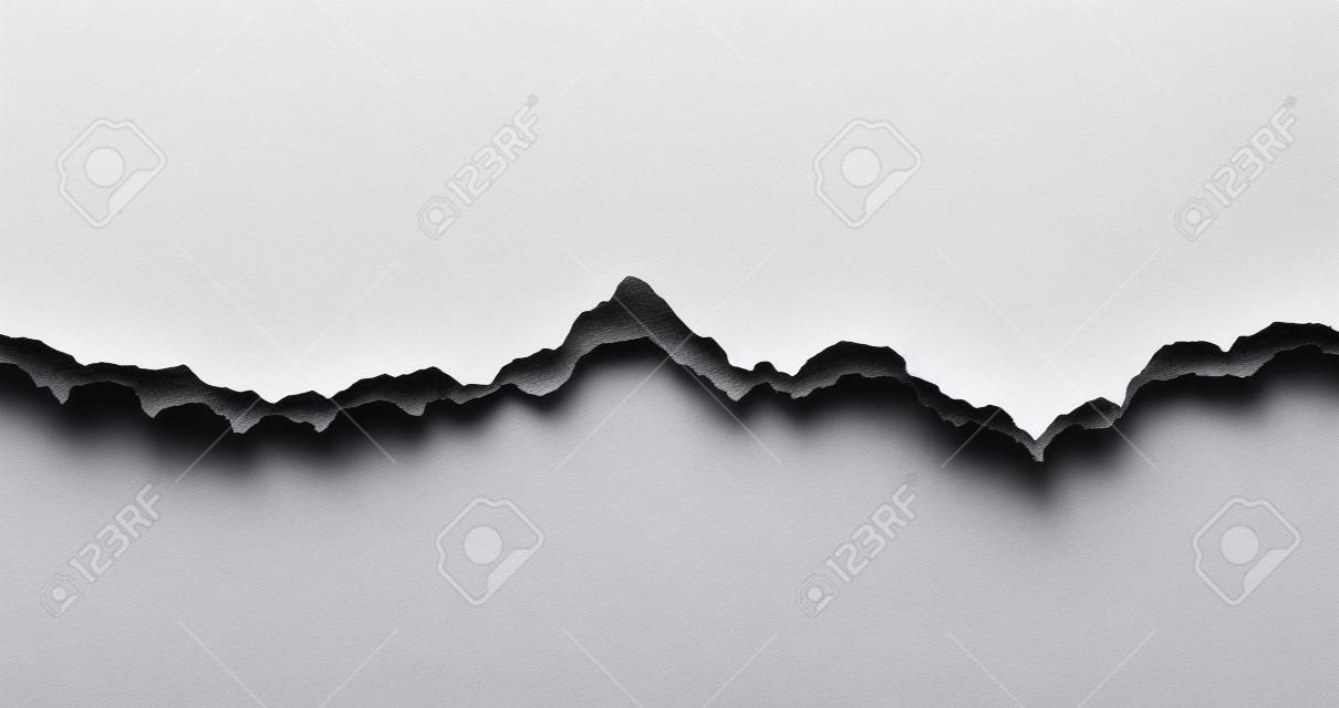 Weiße zerrissenes Papier-Seite auf einem schwarzen Hintergrund isoliert.