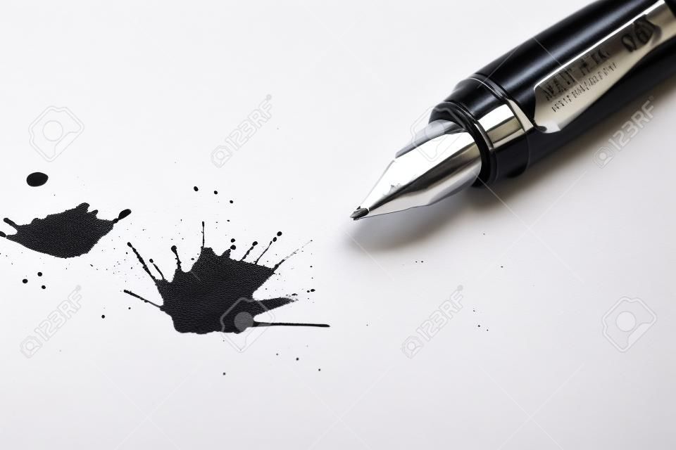 Duas travessas de tinta preta com caneta-tinteiro aberta para mostrar a ponta no papel branco