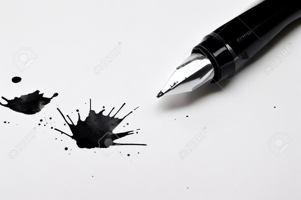 万年筆白い紙の上にペン先を表示するオープンで 2 つの乱雑な黒インク スプラット