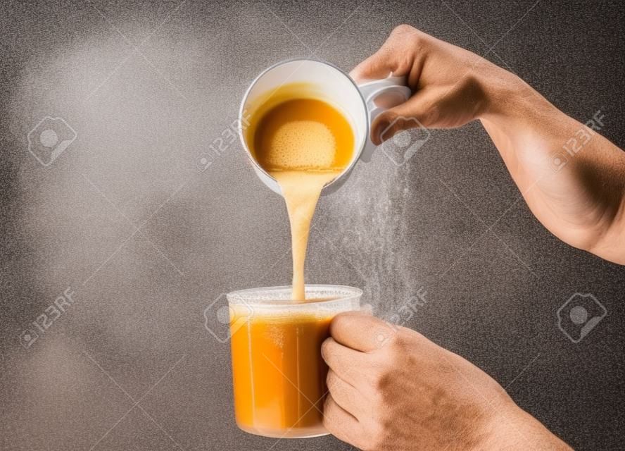 Una foto di uomini che preparano "teh tarik". Il tè al latte dolce è stato tirato per mescolare bene e creare una schiuma famosa in Malesia e nella regione dell'Asia meridionale.