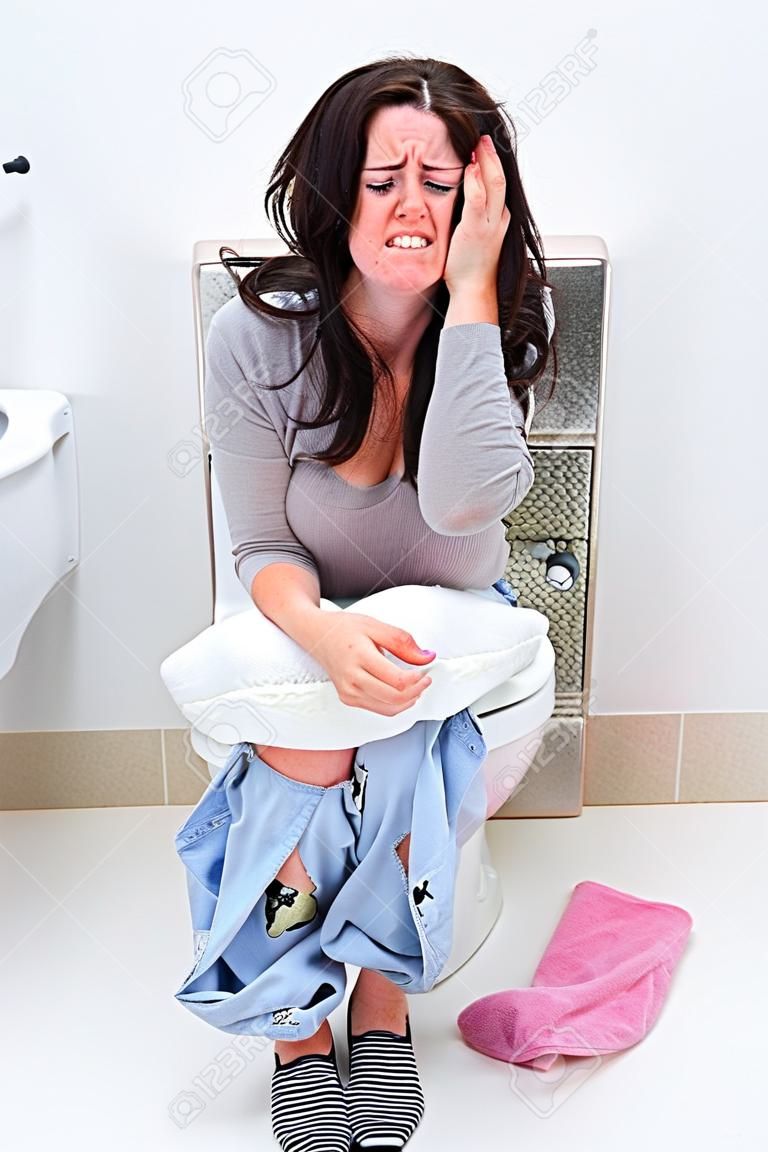 Mujer estresada en el inodoro