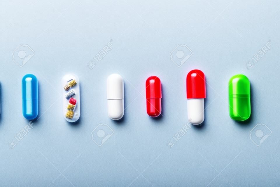 Diverse farmaceutische medicijnen pillen, tabletten en capsules.Heap van diverse medicijnen tabletten en pillen verschillende kleuren op witte achtergrond. Top view.Copy ruimte