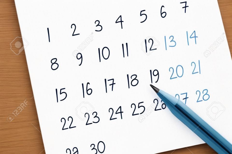 weißes Kalenderblatt für 2021-Monatsplan, um einen Termin zu vereinbaren oder den Zeitplan jeden Tag mit Kugelschreiber für Markierungen, für Arbeitsplanung und Lebenskonzept zu verwalten