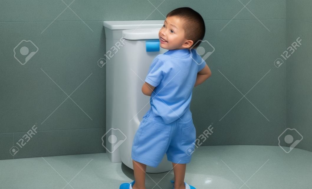 Ein Junge pisst sich im Badezimmer an.