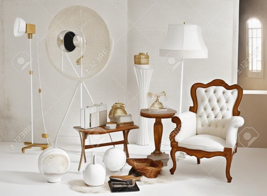 retro meubilair en decoratie in witte kamer