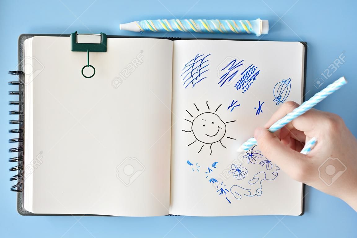 Hand tekent krabbels in een notebook. Lege notepad pagina in bullet journaal
