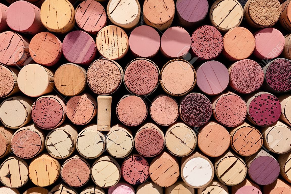 Wijnkurken Patroon. Diverse houten wijnkurken als achtergrond. Eten en drinken concept
