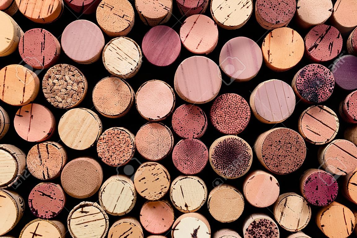 Weinkorken Muster. Verschiedene hölzerne Weinkorken als Hintergrund. Speisen- und Getränkekonzept