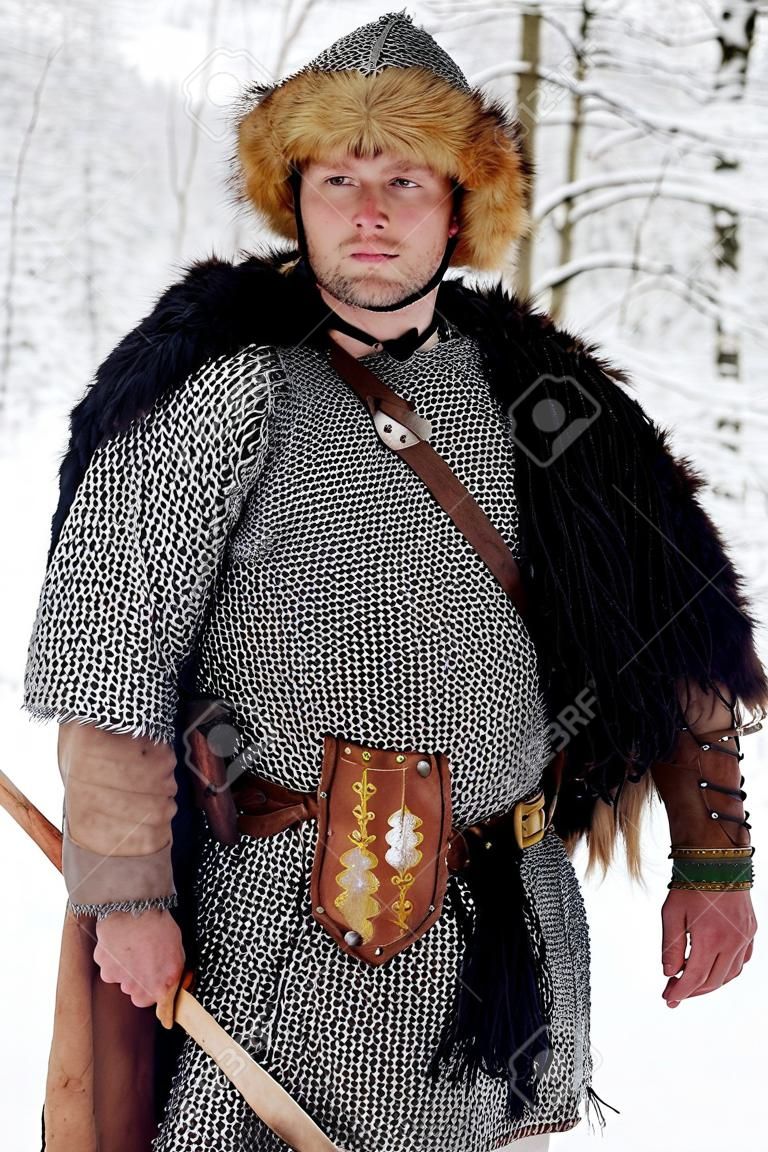 Portrait d'un homme guerrier viking. Guerrier viking avec lance en cuir de cotte de mailles marchant dans les bois d'hiver avant la bataille, vêtements traditionnels scandinaves pour bûcheron, concept viking.