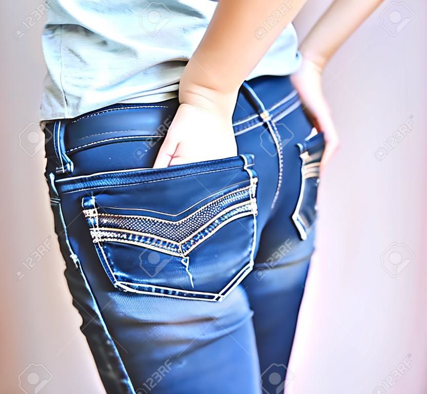 Giovane ragazza che indossa un paio di pantaloni jeans