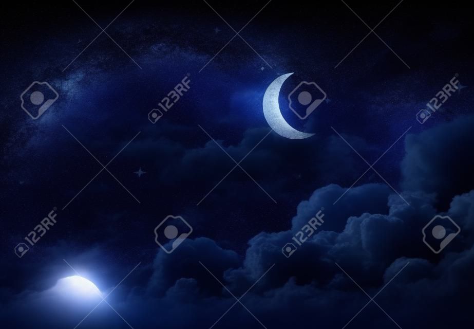 Cielo notturno con la luna e le stelle.