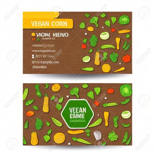 Biglietti da visita modello con mano disegnato doodle verdure icone per negozio vegan o un ristorante. Illustrazione vettoriale. Cartoon vari tipi di simboli vegetali stagionali su sfondo legno. stile Sketchy.