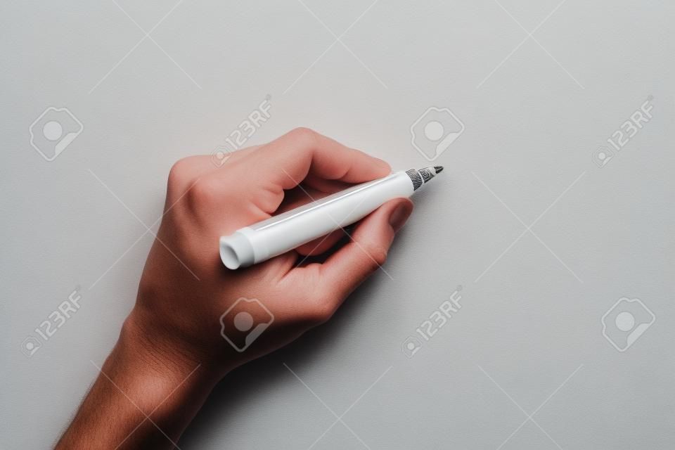 Main avec un marqueur isolé sur blanc