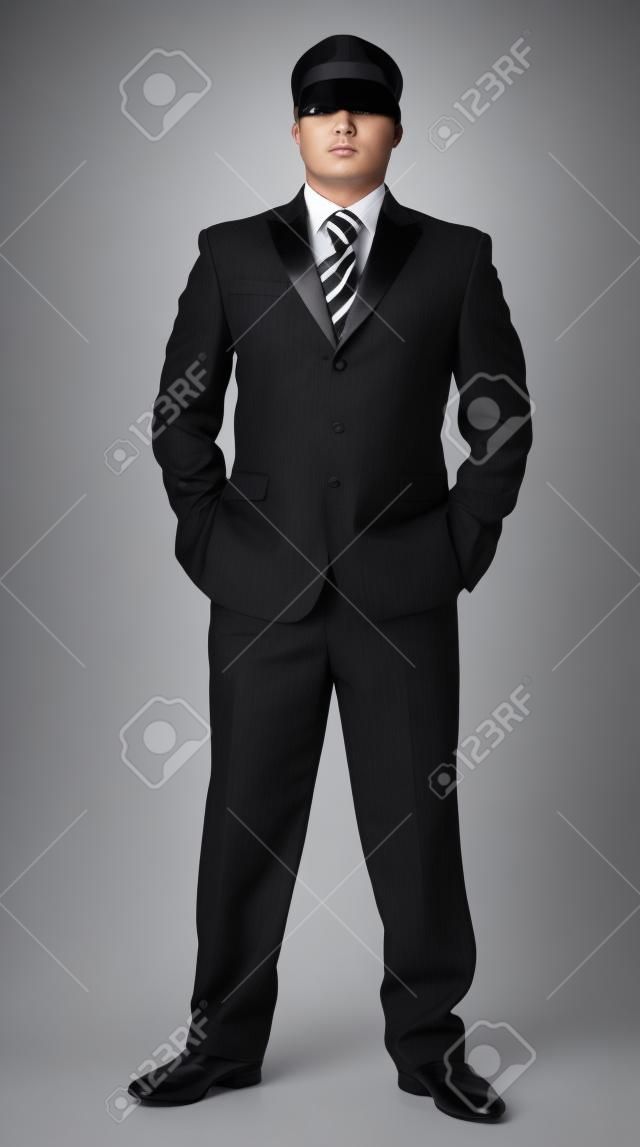 un homme est debout dans un ruban noir isolé sur un fond blanc