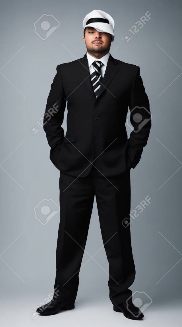 un homme est debout dans un ruban noir isolé sur un fond blanc