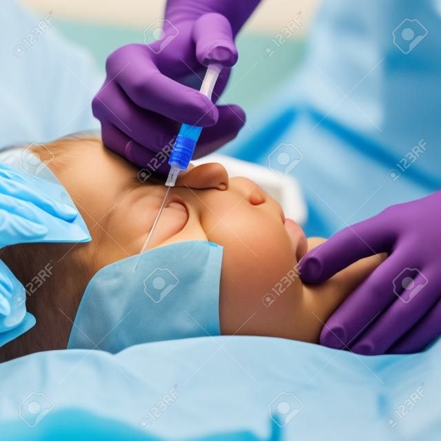 Arzt gibt einem Kind eine intramuskuläre Injektion, shallow DOF