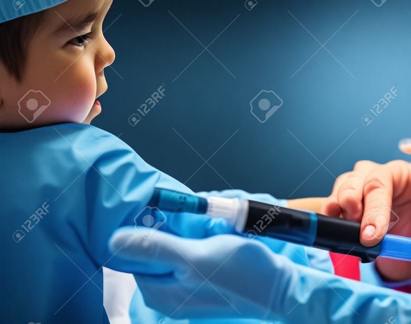Doctor, ein Kind eine riesige Injection in Arm, flache FG