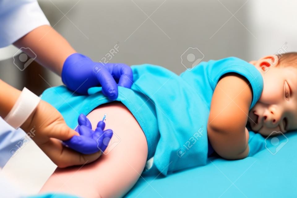 Arzt gibt ein Kind eine intramuskuläre Injektion