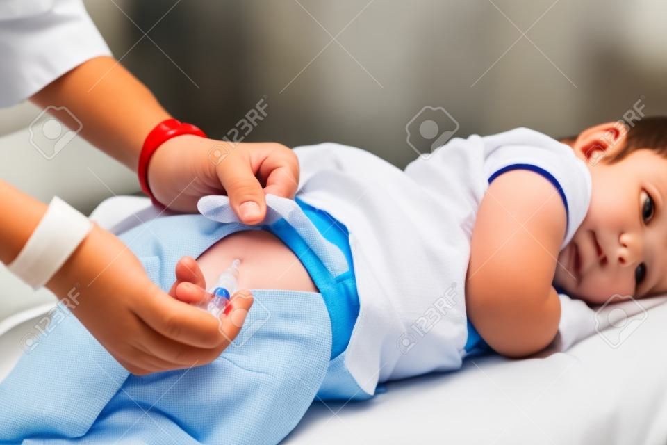 Doctor a un niño una inyección intramuscular