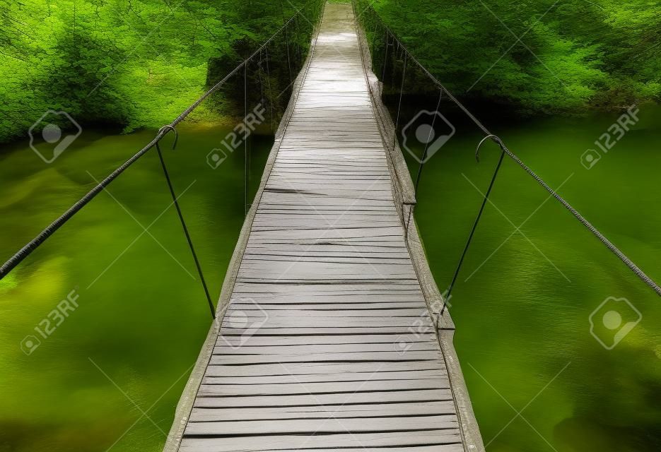 Klapprigen Fuß-Brücke über Wildwasser
