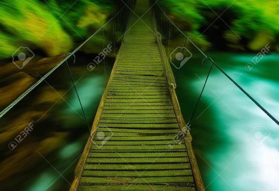 Klapprigen Fuß-Brücke über Wildwasser
