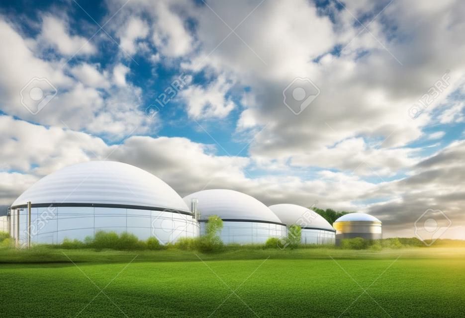 Anaërobe vergisters of biogasinstallaties die biogas produceren uit landbouwafval op het platteland van Duitsland. Modern Biofuel Industry concept