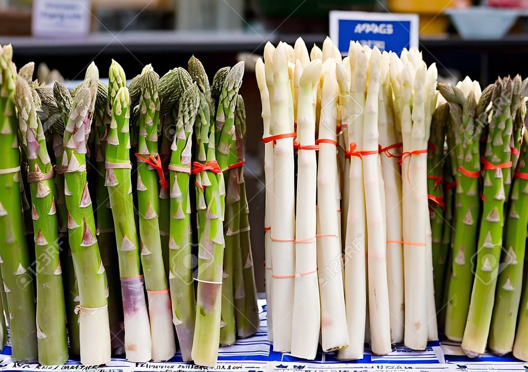 Roher weißer und grüner Spargel zum Verkauf auf dem lokalen Markt in Bayern - ein beliebtes Gemüse während der Spargelzeit (Spargelzeit oder Spargelsaison)