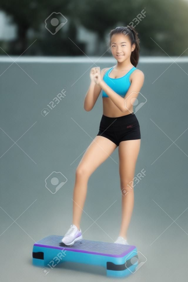 Una linda y guapa adolescente realiza varios ejercicios al aire libre. Estilo de vida