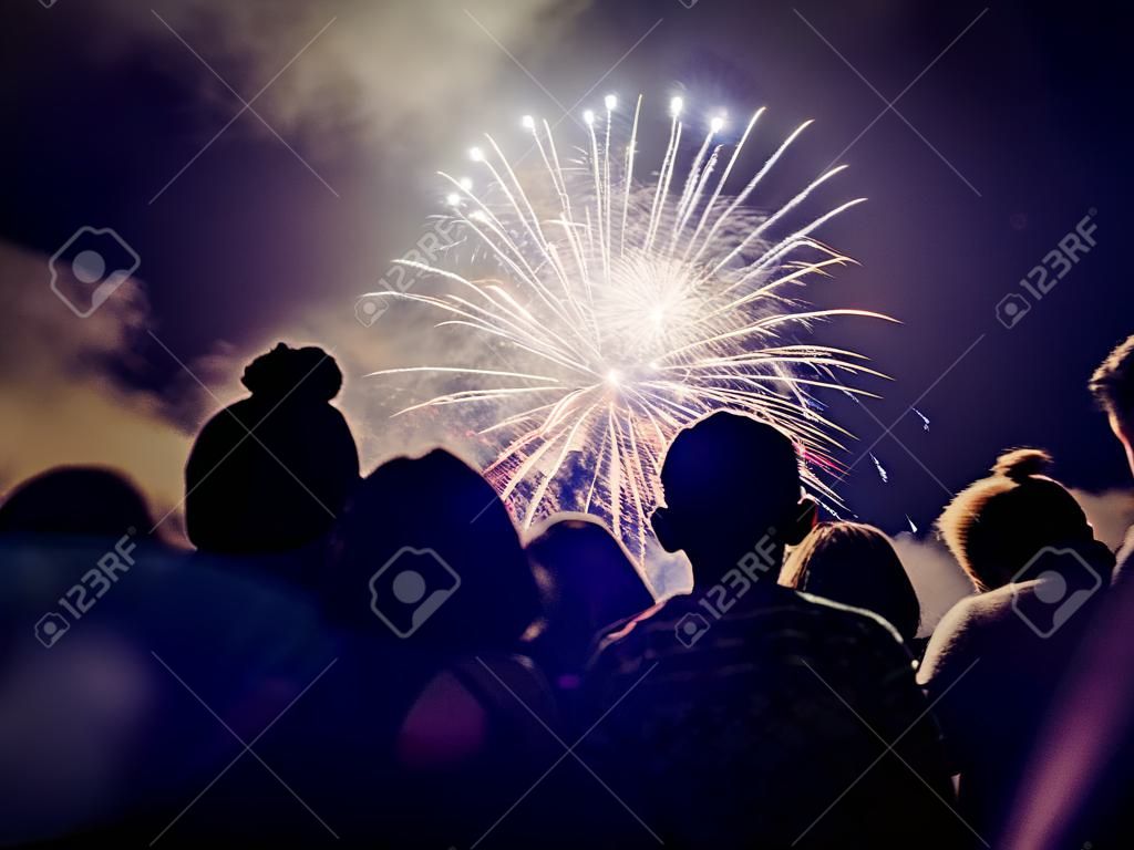 Crowd wathcing tűzijáték és ünneplés