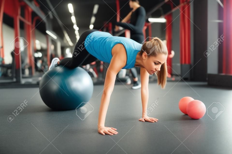 Athletic Frau mit Ball in der Gymnastik