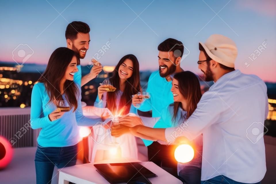 Grupo de amigos felices fiesta en la azotea