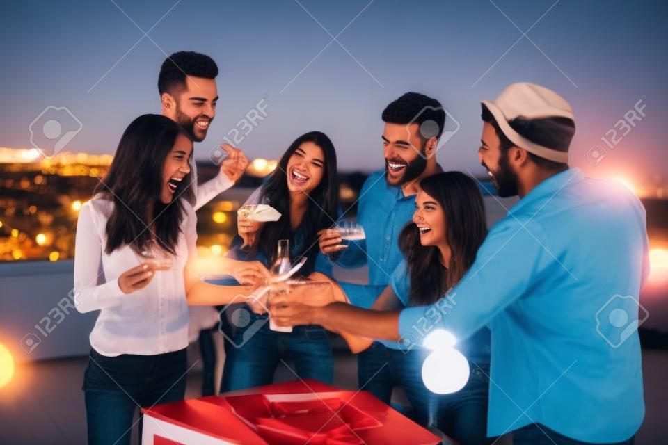 Grupo de amigos felices fiesta en la azotea
