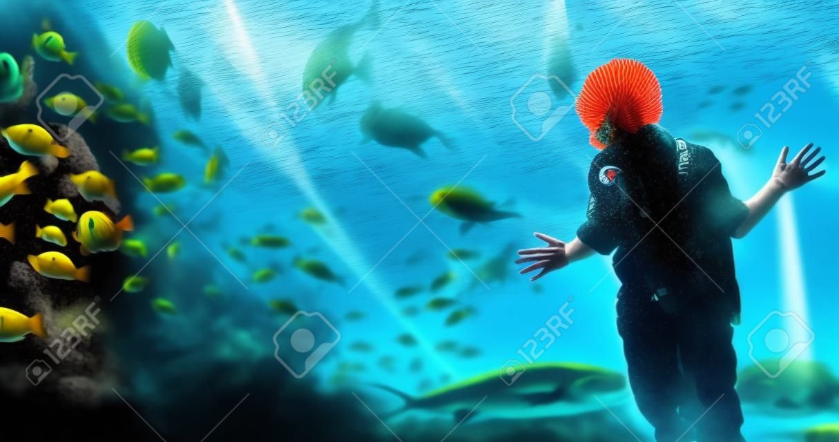 Meraviglioso mondo sottomarino con coralli e pesci tropicali.