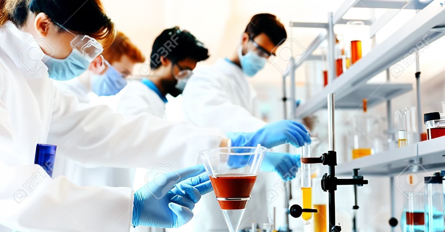 Groupe d'étudiants en chimie travaillant en laboratoire