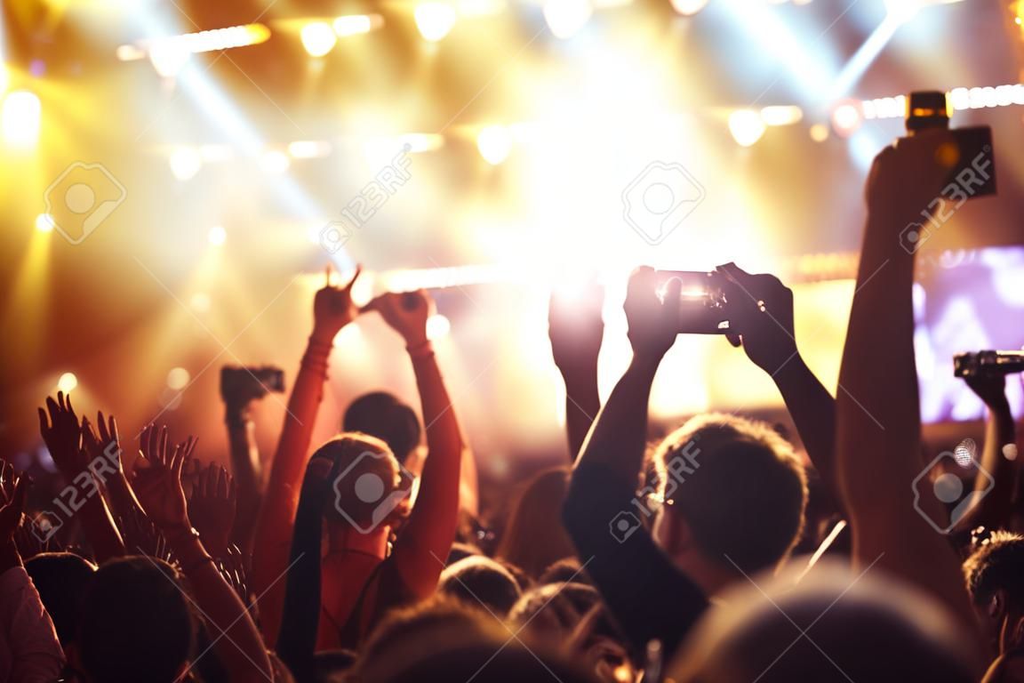 Ritratto di folla felice godendo al festival di musica