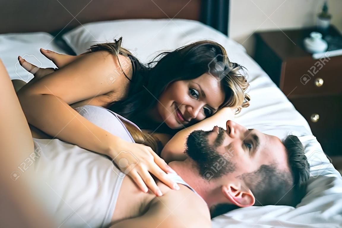 Romantisches Paar im Bett