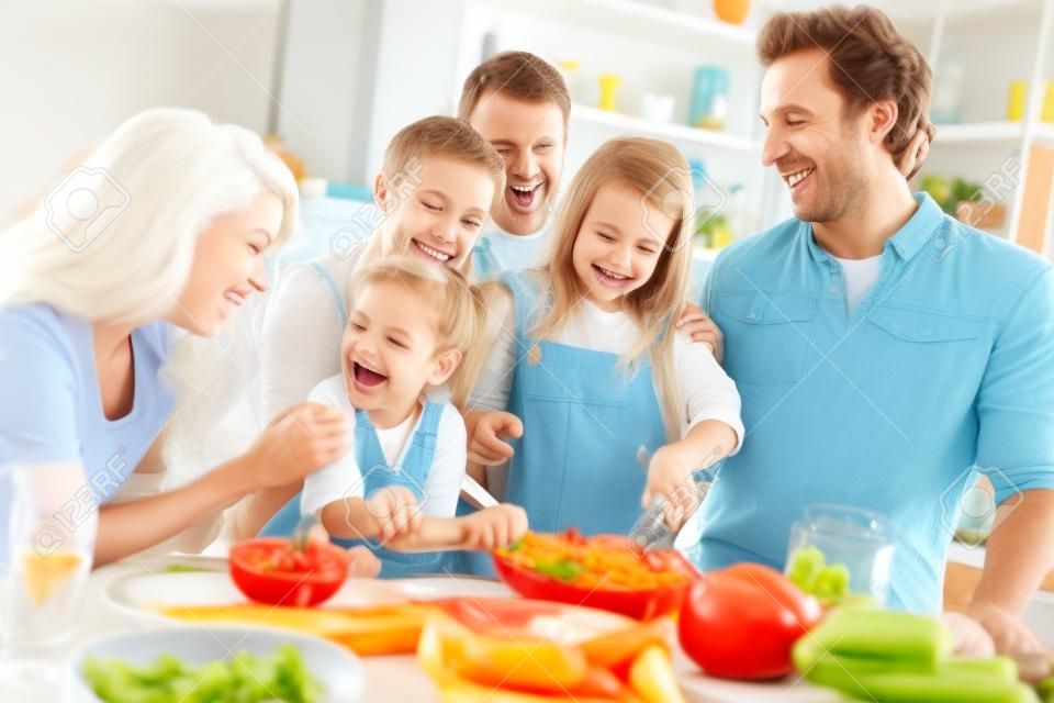 Una familia alegre que pasa un buen rato juntos mientras cocina en la cocina