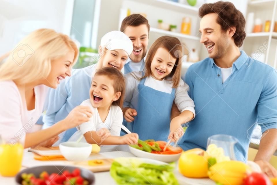 Una familia alegre que pasa un buen rato juntos mientras cocina en la cocina