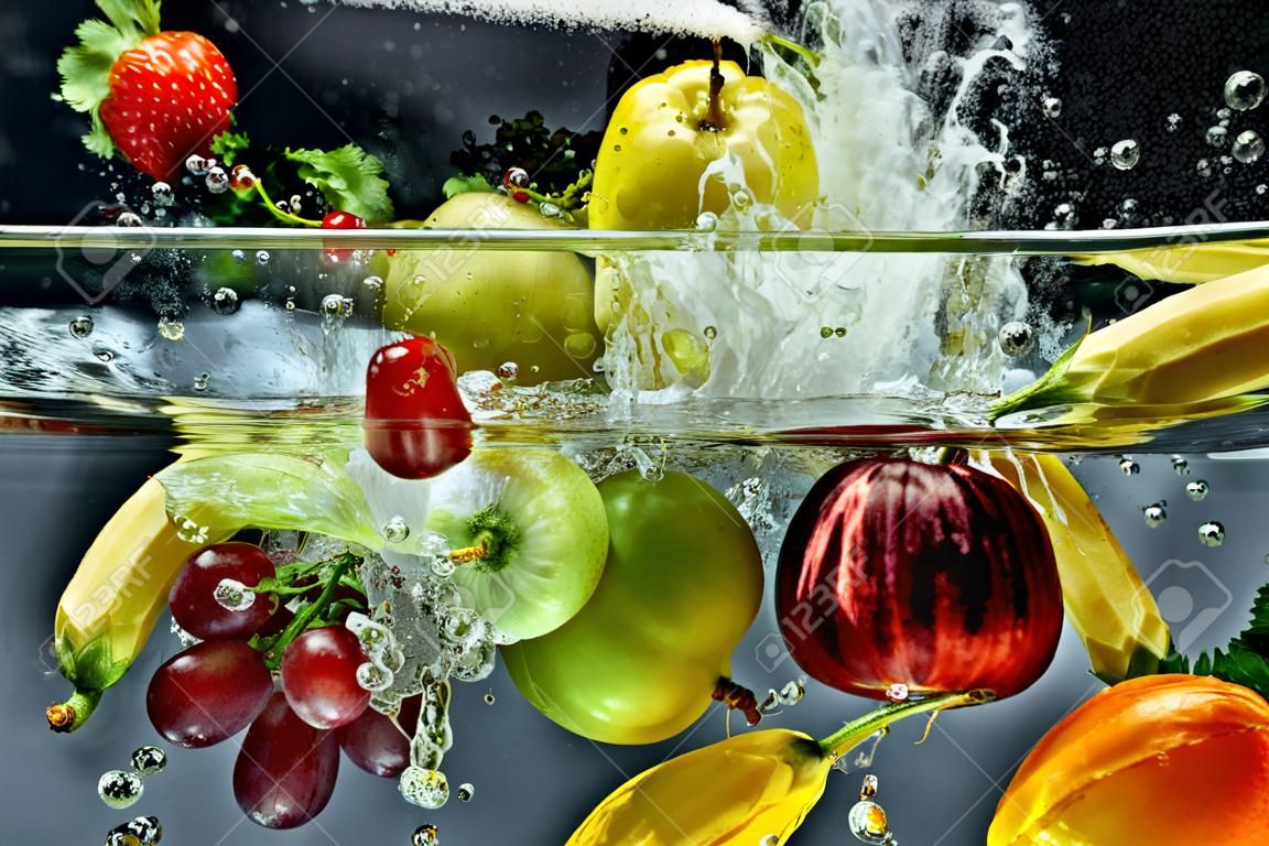 Frutas y hortalizas frescas de recibir un disparo mientras sumergido bajo el agua. Tan fresco y delicioso. Esta idea también se puede utilizar para mostrar los alimentos antes de ser lavado proceso.