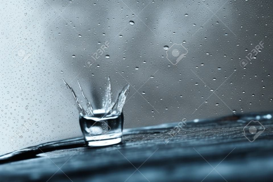 Bild von einem Regentropfen fallen auf einer Tischoberfläche