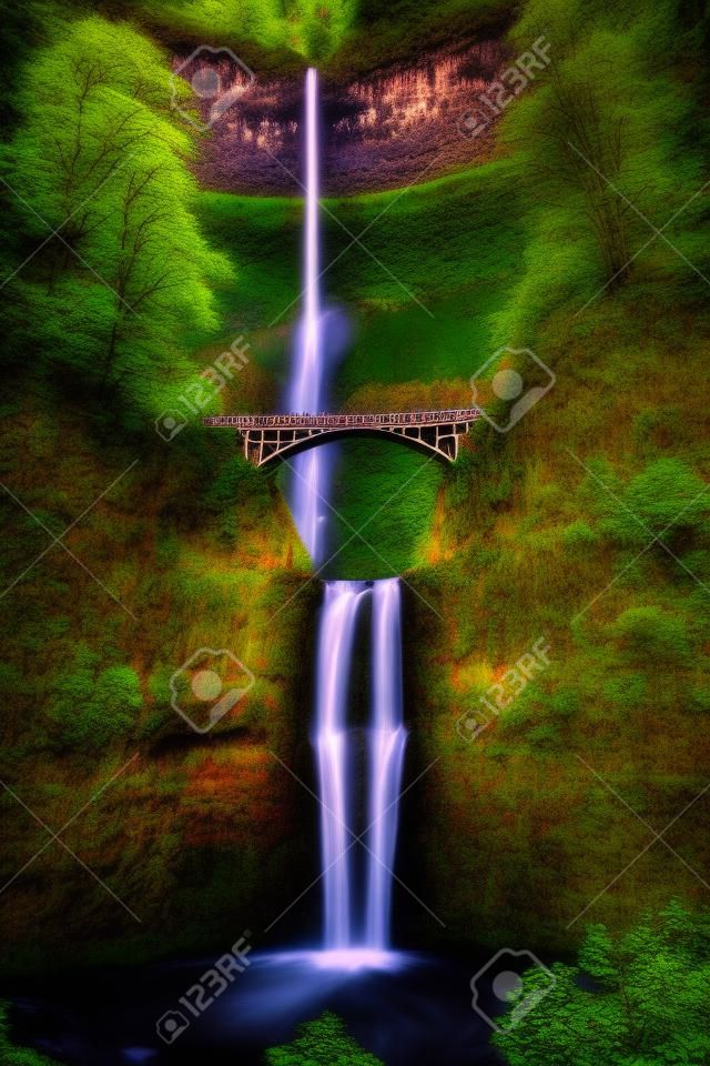 哥伦比亚河峡谷俄勒冈的马尔特诺马瀑布