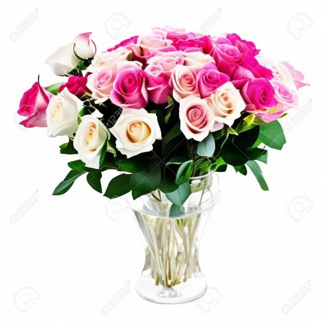 ramo de color rosa fresca y blancas rosas frescas en florero de cristal aislado en fondo blanco