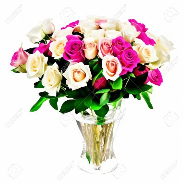 ramo de color rosa fresca y blancas rosas frescas en florero de cristal aislado en fondo blanco