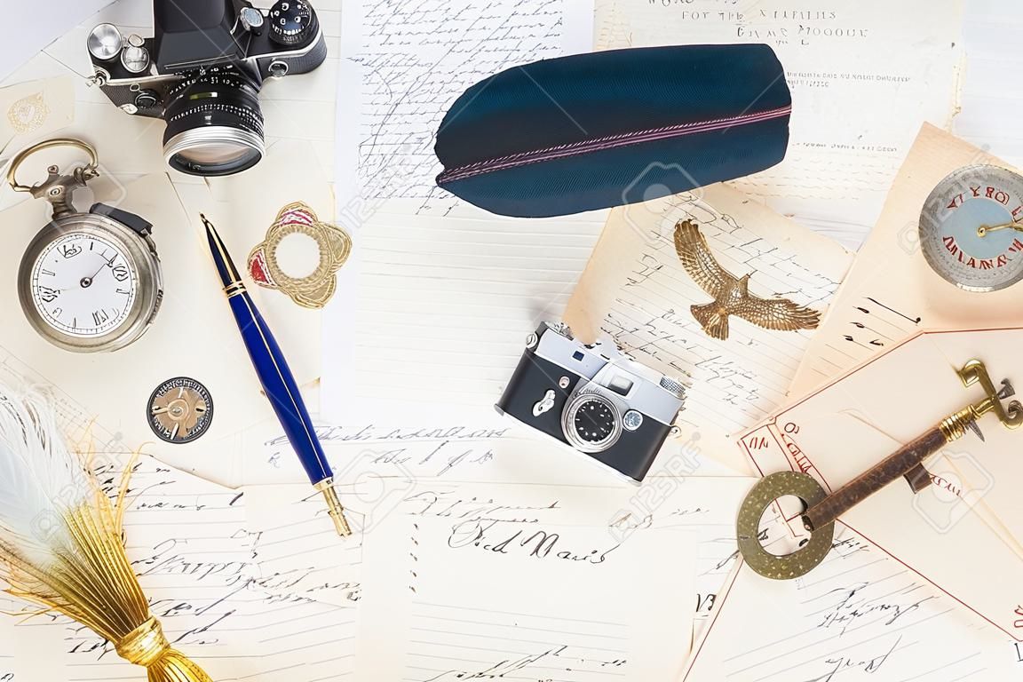 ヴィンテージ時計、羽ペン、カメラ キーと古いメールの背景