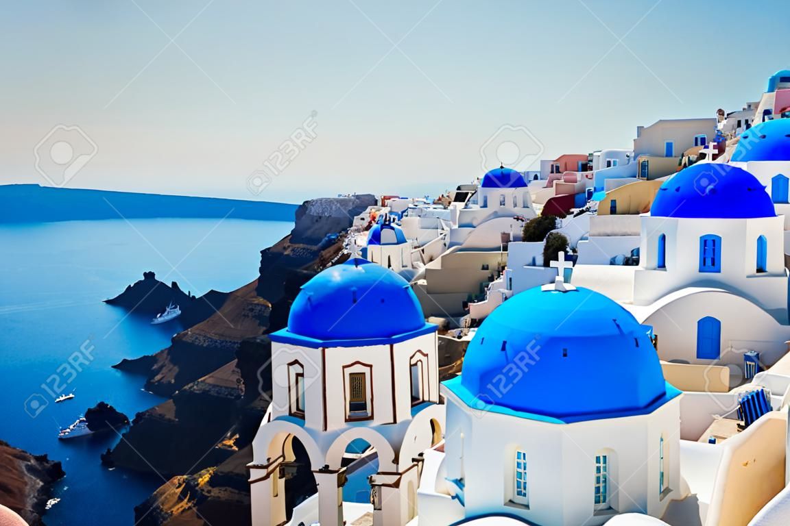 Oia, village grec traditionnel de Santorin avec des dômes bleus des églises, la Grèce