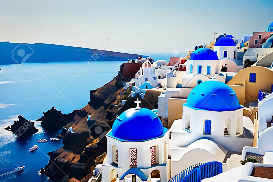 Oia, pueblo griego tradicional de Santorini con cúpulas azules de iglesias, Grecia