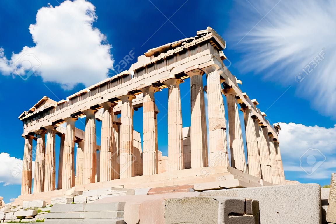 Parthenon tempel over helder blauwe lucht
