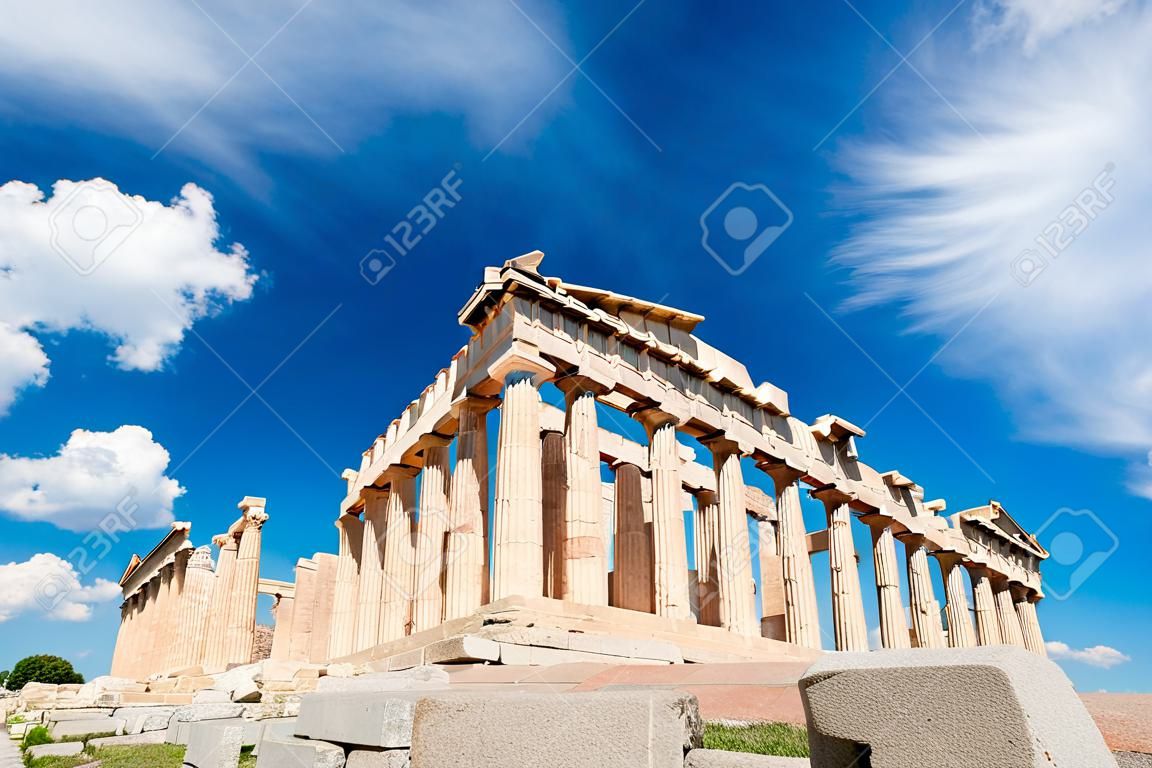 明るい青空の上のパルテノン神殿